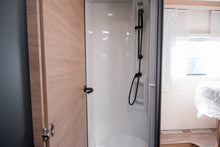 Lataa kuva Galleria-katseluun, Knaus Live Wave 700 LX