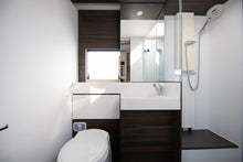 Lataa kuva Galleria-katseluun, Adria Astella