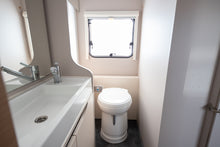 Lataa kuva Galleria-katseluun, Adria Adora