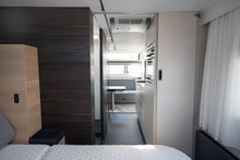 Lataa kuva Galleria-katseluun, Adria Astella