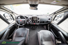 Lataa kuva Galleria-katseluun, Kabe Travel Master C 740 LGB