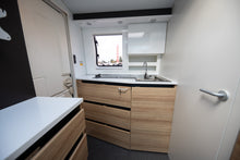 Lataa kuva Galleria-katseluun, Adria Action