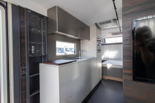 Lataa kuva Galleria-katseluun, Adria Astella