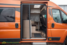 Ladda upp bild till gallerivisning, ROAD CAR R 640