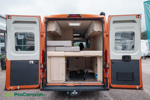 Ladda upp bild till gallerivisning, ROAD CAR R 640