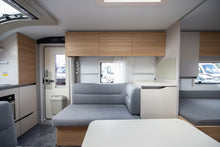 Lataa kuva Galleria-katseluun, Adria Adora
