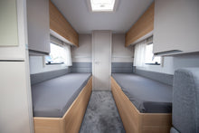 Lataa kuva Galleria-katseluun, Adria Adora
