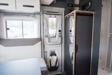 Lataa kuva Galleria-katseluun, Knaus Live Wave 700 LX
