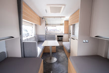 Lataa kuva Galleria-katseluun, Adria Adora
