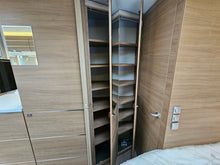 Lataa kuva Galleria-katseluun, Adria Adora
