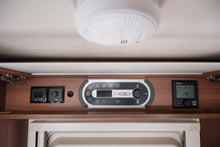Ladda upp bild till gallerivisning, LMC Cruiser T 673G
