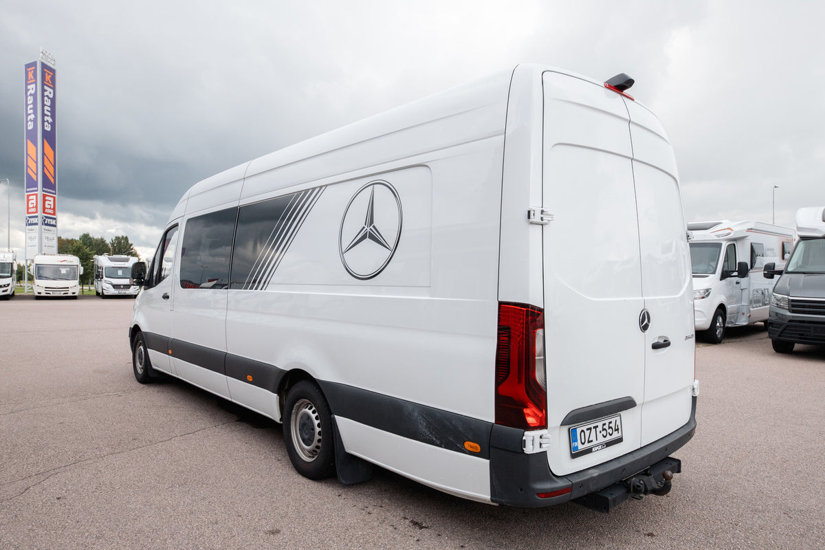 Mercedes-Benz Retkeilyauto